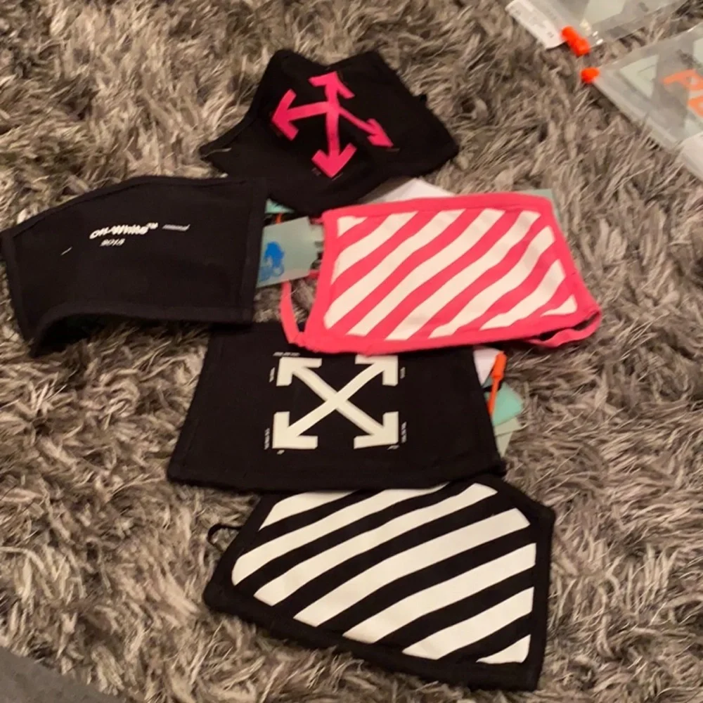 NWT Off-White Black Face Mask with Pink Arrows